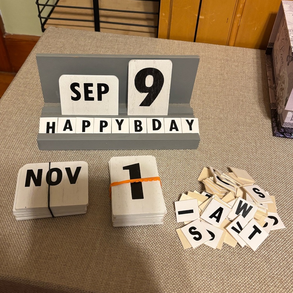 Wooden perpetual calendar
